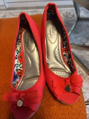 dexflex comfort Coral-Red Peep-Toe Wedge Flats with Bow